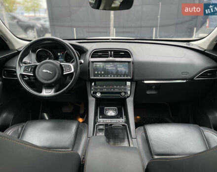 Білий Ягуар Ф-Пейс, об'ємом двигуна 2 л та пробігом 106 тис. км за 28000 $, фото 19 на Automoto.ua