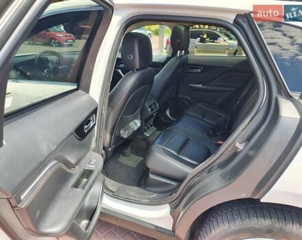 Белый Ягуар Ф-Пейс, объемом двигателя 2 л и пробегом 93 тыс. км за 19900 $, фото 12 на Automoto.ua