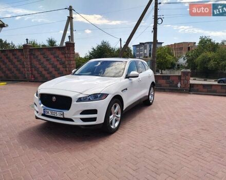Белый Ягуар Ф-Пейс, объемом двигателя 2 л и пробегом 93 тыс. км за 19900 $, фото 1 на Automoto.ua