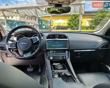 Белый Ягуар Ф-Пейс, объемом двигателя 2 л и пробегом 93 тыс. км за 19900 $, фото 22 на Automoto.ua