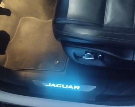 Белый Ягуар Ф-Пейс, объемом двигателя 2 л и пробегом 100 тыс. км за 29000 $, фото 16 на Automoto.ua