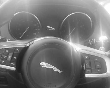 Белый Ягуар Ф-Пейс, объемом двигателя 2 л и пробегом 100 тыс. км за 29000 $, фото 39 на Automoto.ua