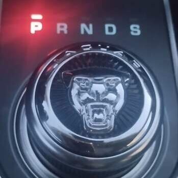 Белый Ягуар Ф-Пейс, объемом двигателя 2 л и пробегом 100 тыс. км за 29000 $, фото 24 на Automoto.ua