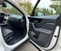 Белый Ягуар Ф-Пейс, объемом двигателя 2 л и пробегом 50 тыс. км за 24500 $, фото 44 на Automoto.ua