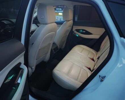 Білий Ягуар Ф-Пейс, об'ємом двигуна 2 л та пробігом 117 тис. км за 17921 $, фото 6 на Automoto.ua