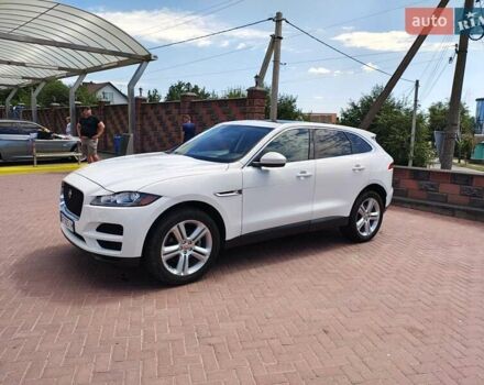 Белый Ягуар Ф-Пейс, объемом двигателя 2 л и пробегом 93 тыс. км за 19900 $, фото 3 на Automoto.ua