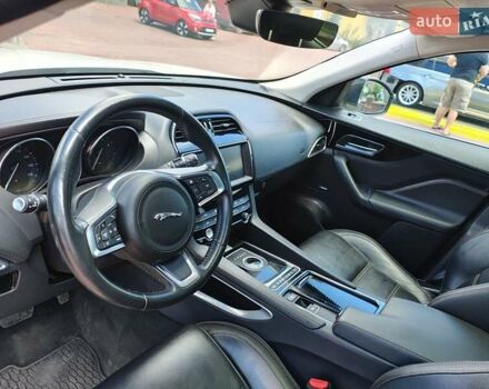 Белый Ягуар Ф-Пейс, объемом двигателя 2 л и пробегом 93 тыс. км за 19900 $, фото 18 на Automoto.ua