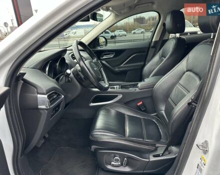 Білий Ягуар Ф-Пейс, об'ємом двигуна 2 л та пробігом 106 тис. км за 29900 $, фото 18 на Automoto.ua