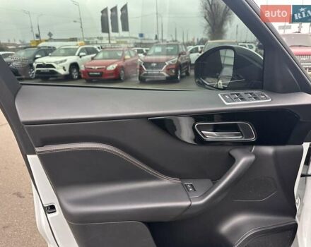 Білий Ягуар Ф-Пейс, об'ємом двигуна 2 л та пробігом 106 тис. км за 29900 $, фото 13 на Automoto.ua