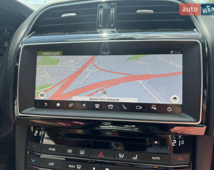 Белый Ягуар Ф-Пейс, объемом двигателя 2 л и пробегом 35 тыс. км за 35500 $, фото 20 на Automoto.ua