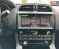 Білий Ягуар Ф-Пейс, об'ємом двигуна 2 л та пробігом 106 тис. км за 29900 $, фото 25 на Automoto.ua