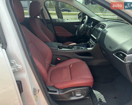 Белый Ягуар Ф-Пейс, объемом двигателя 2 л и пробегом 35 тыс. км за 35500 $, фото 26 на Automoto.ua