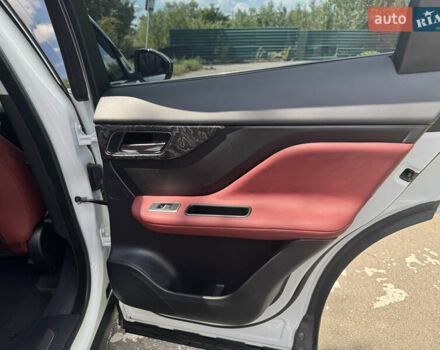 Белый Ягуар Ф-Пейс, объемом двигателя 2 л и пробегом 35 тыс. км за 35500 $, фото 28 на Automoto.ua