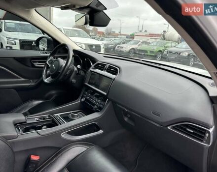 Білий Ягуар Ф-Пейс, об'ємом двигуна 2 л та пробігом 106 тис. км за 29900 $, фото 33 на Automoto.ua