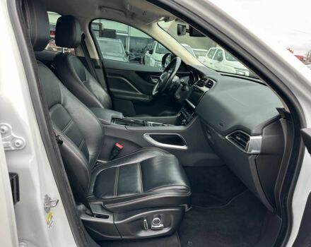 Белый Ягуар Ф-Пейс, объемом двигателя 2 л и пробегом 106 тыс. км за 29900 $, фото 16 на Automoto.ua