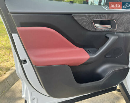 Белый Ягуар Ф-Пейс, объемом двигателя 2 л и пробегом 35 тыс. км за 35500 $, фото 23 на Automoto.ua