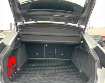 Белый Ягуар Ф-Пейс, объемом двигателя 2 л и пробегом 106 тыс. км за 29900 $, фото 8 на Automoto.ua