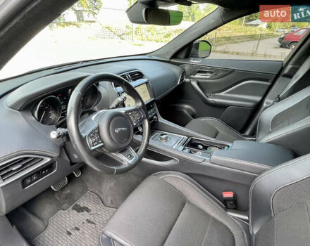 Білий Ягуар Ф-Пейс, об'ємом двигуна 2 л та пробігом 108 тис. км за 32000 $, фото 30 на Automoto.ua