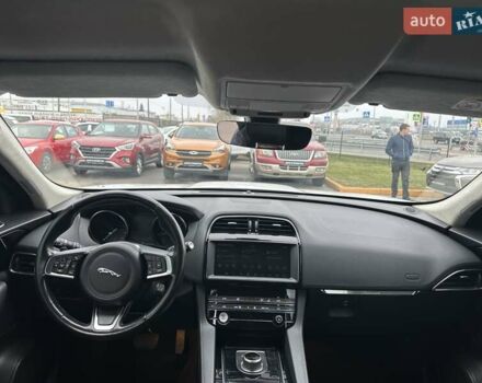 Білий Ягуар Ф-Пейс, об'ємом двигуна 2 л та пробігом 106 тис. км за 29900 $, фото 17 на Automoto.ua