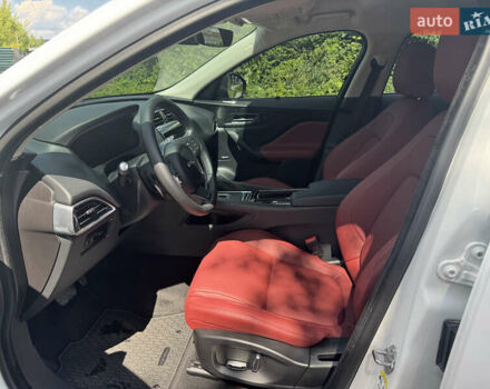 Белый Ягуар Ф-Пейс, объемом двигателя 2 л и пробегом 35 тыс. км за 35500 $, фото 24 на Automoto.ua