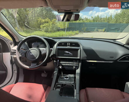 Белый Ягуар Ф-Пейс, объемом двигателя 2 л и пробегом 35 тыс. км за 35500 $, фото 29 на Automoto.ua