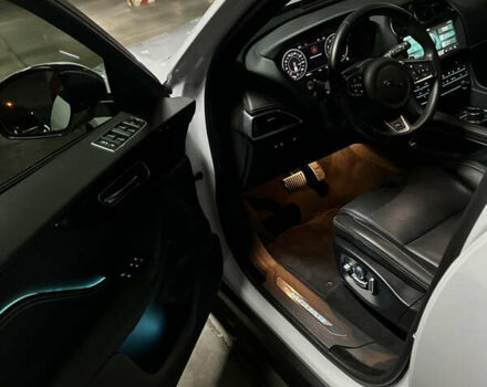 Белый Ягуар Ф-Пейс, объемом двигателя 3 л и пробегом 27 тыс. км за 29300 $, фото 8 на Automoto.ua