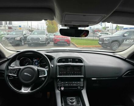 Белый Ягуар Ф-Пейс, объемом двигателя 2 л и пробегом 106 тыс. км за 29900 $, фото 12 на Automoto.ua