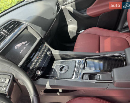 Белый Ягуар Ф-Пейс, объемом двигателя 2 л и пробегом 35 тыс. км за 35500 $, фото 25 на Automoto.ua