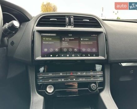 Білий Ягуар Ф-Пейс, об'ємом двигуна 2 л та пробігом 106 тис. км за 29900 $, фото 24 на Automoto.ua