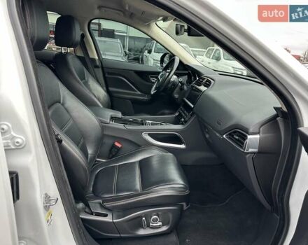 Білий Ягуар Ф-Пейс, об'ємом двигуна 2 л та пробігом 106 тис. км за 29900 $, фото 32 на Automoto.ua