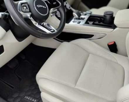 Белый Ягуар Ф-Пейс, объемом двигателя 3 л и пробегом 48 тыс. км за 55500 $, фото 30 на Automoto.ua