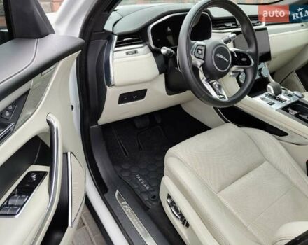 Белый Ягуар Ф-Пейс, объемом двигателя 3 л и пробегом 48 тыс. км за 55500 $, фото 21 на Automoto.ua