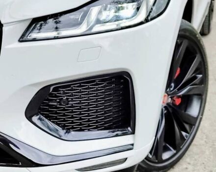 Белый Ягуар Ф-Пейс, объемом двигателя 3 л и пробегом 48 тыс. км за 55500 $, фото 4 на Automoto.ua