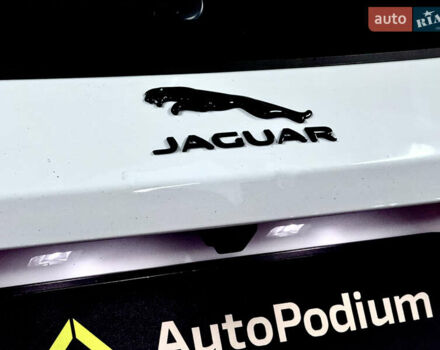 Білий Ягуар Ф-Пейс, об'ємом двигуна 2 л та пробігом 15 тис. км за 45000 $, фото 3 на Automoto.ua