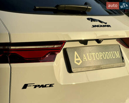 Белый Ягуар Ф-Пейс, объемом двигателя 2 л и пробегом 15 тыс. км за 44500 $, фото 5 на Automoto.ua