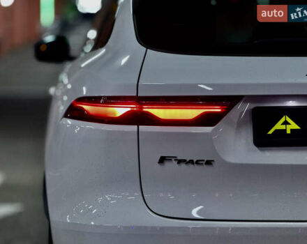 Білий Ягуар Ф-Пейс, об'ємом двигуна 2 л та пробігом 15 тис. км за 45000 $, фото 4 на Automoto.ua