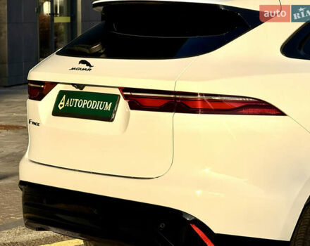 Белый Ягуар Ф-Пейс, объемом двигателя 2 л и пробегом 15 тыс. км за 44500 $, фото 6 на Automoto.ua