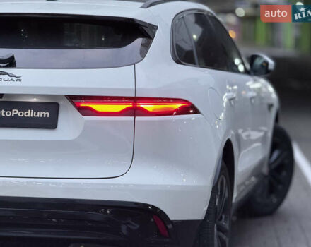 Білий Ягуар Ф-Пейс, об'ємом двигуна 2 л та пробігом 15 тис. км за 45000 $, фото 2 на Automoto.ua