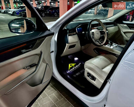 Білий Ягуар Ф-Пейс, об'ємом двигуна 2 л та пробігом 15 тис. км за 45000 $, фото 21 на Automoto.ua