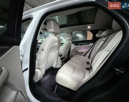 Білий Ягуар Ф-Пейс, об'ємом двигуна 2 л та пробігом 15 тис. км за 45000 $, фото 23 на Automoto.ua