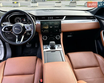 Белый Ягуар Ф-Пейс, объемом двигателя 2 л и пробегом 49 тыс. км за 47000 $, фото 16 на Automoto.ua