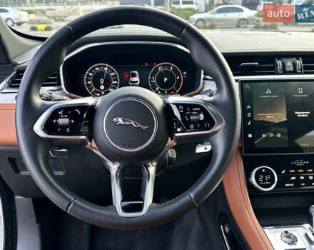 Белый Ягуар Ф-Пейс, объемом двигателя 2 л и пробегом 49 тыс. км за 47000 $, фото 15 на Automoto.ua