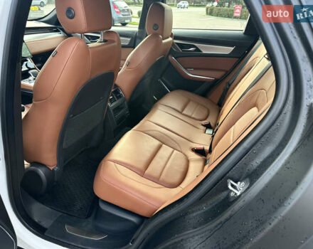 Белый Ягуар Ф-Пейс, объемом двигателя 2 л и пробегом 49 тыс. км за 47000 $, фото 13 на Automoto.ua