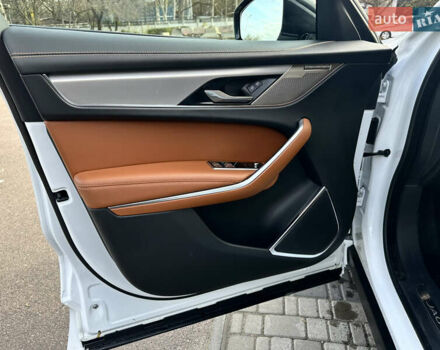 Белый Ягуар Ф-Пейс, объемом двигателя 2 л и пробегом 49 тыс. км за 47000 $, фото 7 на Automoto.ua