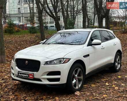 Белый Ягуар Ф-Пейс, объемом двигателя 2 л и пробегом 80 тыс. км за 25990 $, фото 1 на Automoto.ua