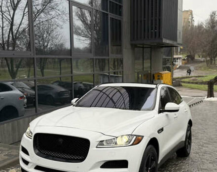 Белый Ягуар Ф-Пейс, объемом двигателя 2 л и пробегом 130 тыс. км за 23000 $, фото 1 на Automoto.ua