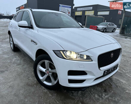 Белый Ягуар Ф-Пейс, объемом двигателя 2 л и пробегом 76 тыс. км за 25500 $, фото 1 на Automoto.ua