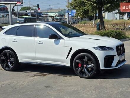 Белый Ягуар Ф-Пейс, объемом двигателя 5 л и пробегом 100 тыс. км за 65000 $, фото 1 на Automoto.ua