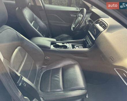 Черный Ягуар Ф-Пейс, объемом двигателя 2 л и пробегом 173 тыс. км за 22000 $, фото 12 на Automoto.ua