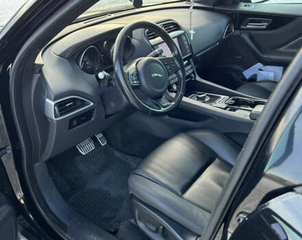 Черный Ягуар Ф-Пейс, объемом двигателя 2 л и пробегом 168 тыс. км за 22500 $, фото 17 на Automoto.ua